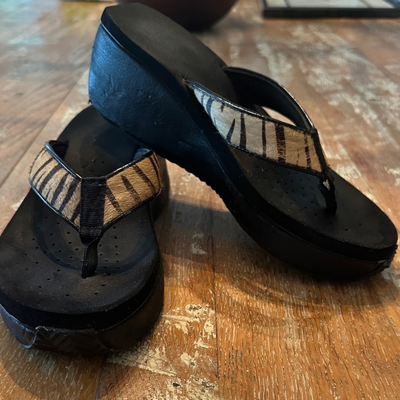 Vionic Black Zebra Print Women's Sandals - Picture 1 of 13